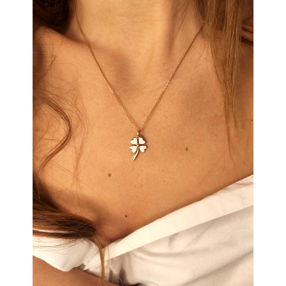 Висулка жълто злато детелина в бяло