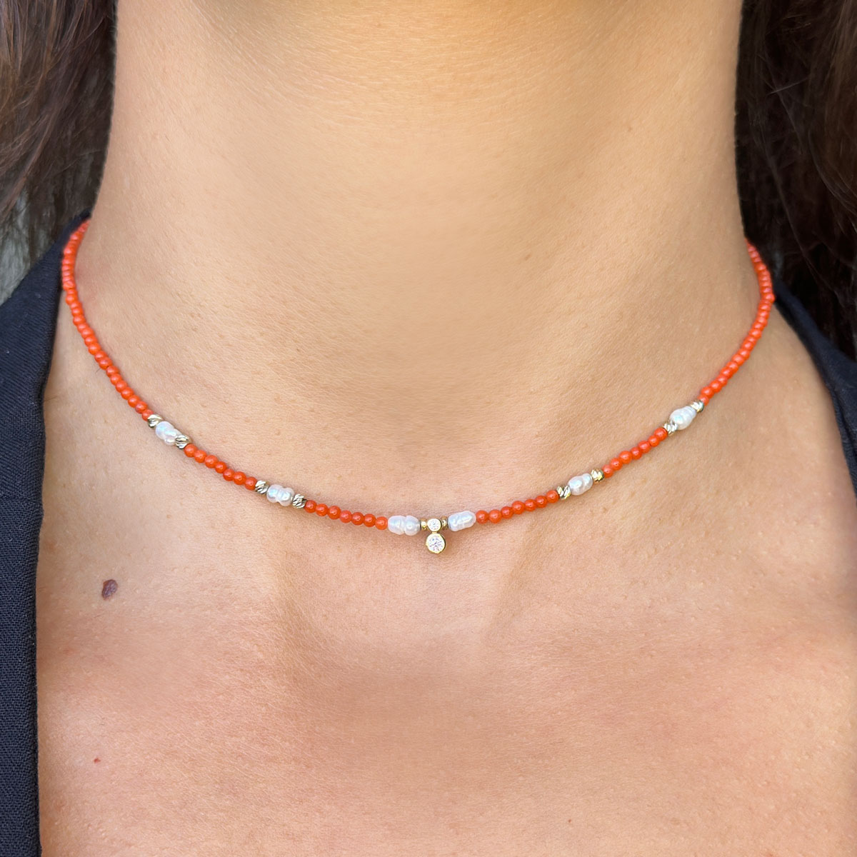 Колие тип чокър с камък корал