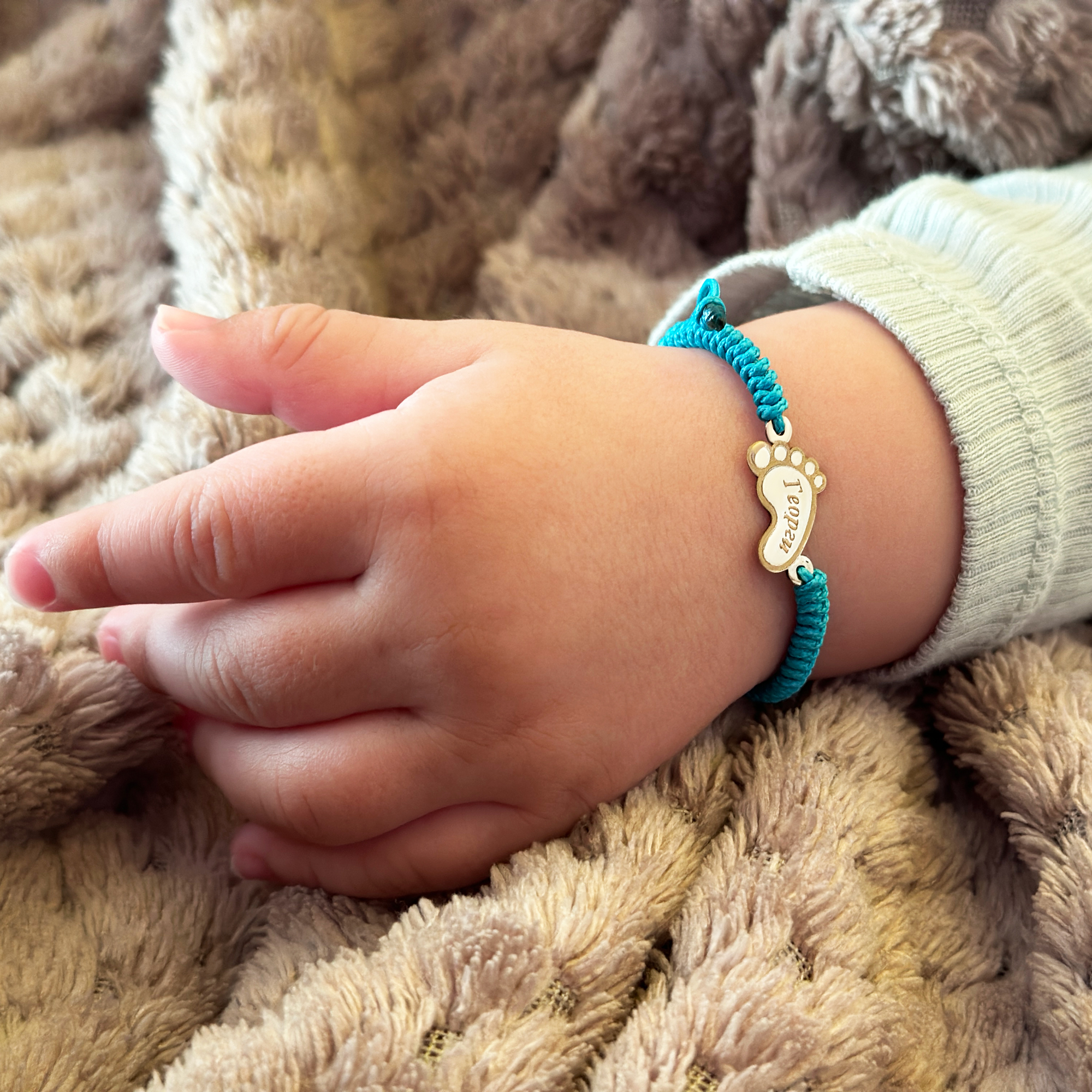 Персонализирана гривничка с бебешко краче