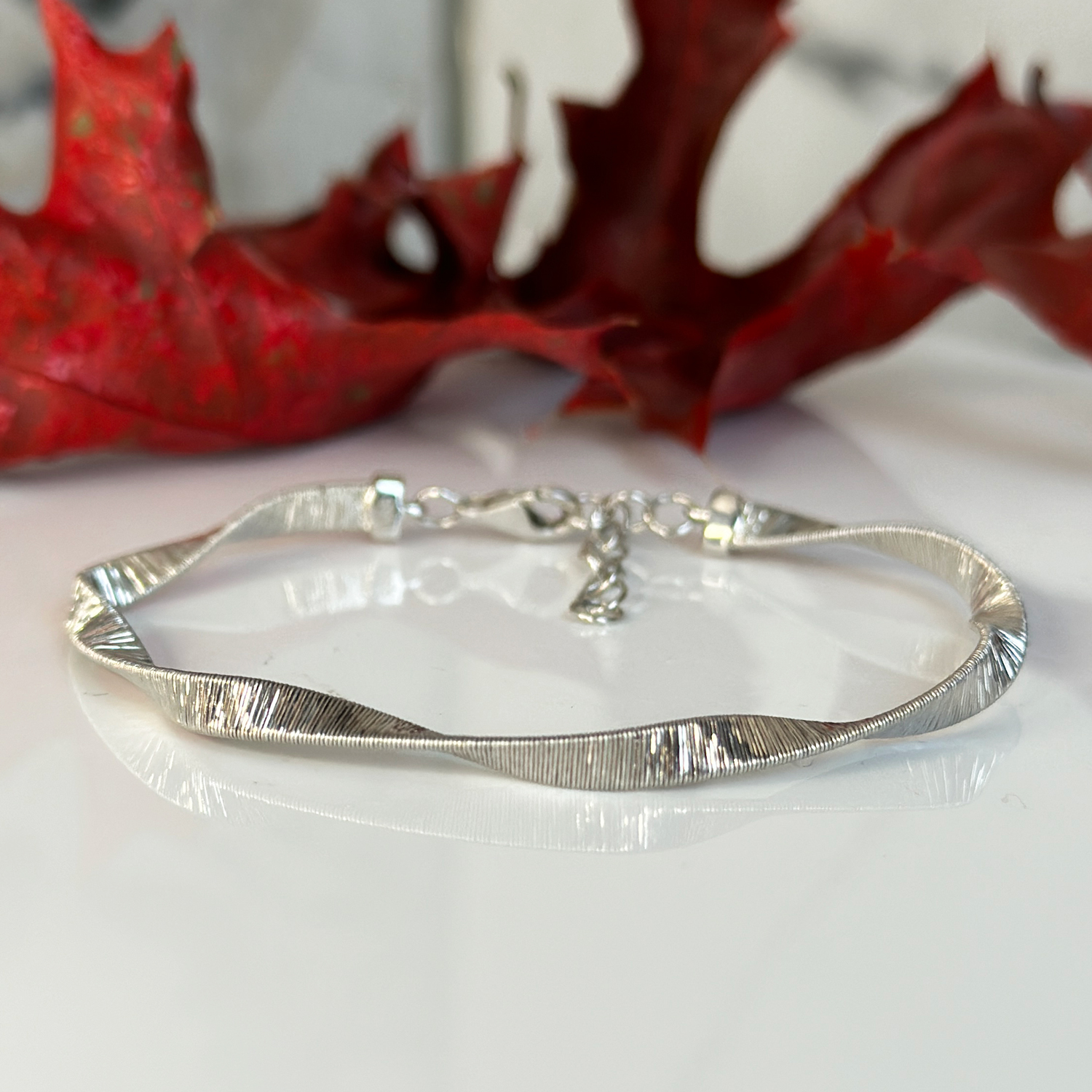 Бяло злато твърда гривна Jasmine