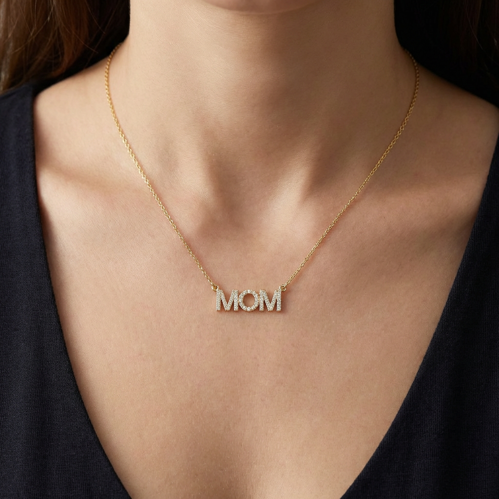 Златно колие с надпис МОМ с камъни