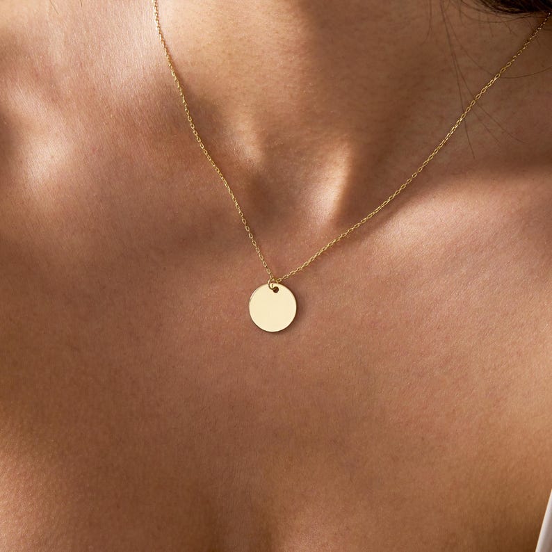 Златно колие с кръгъл медальон