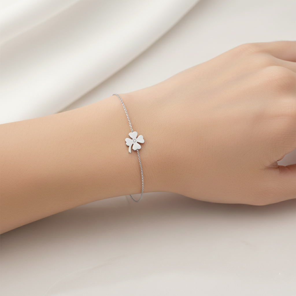 Златна гривна в бяло злато с детелина