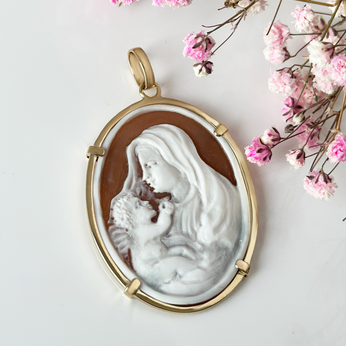 Златна висулка камея Mary With Baby Jesus
