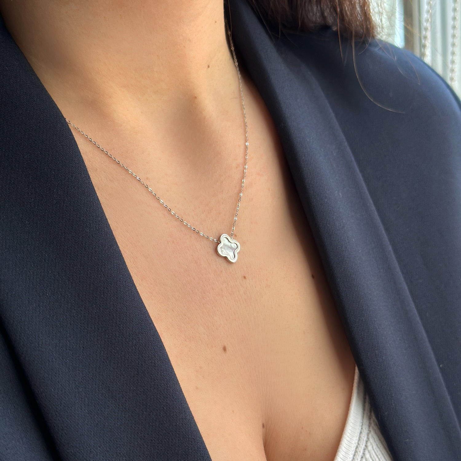 Колие бяло злато с детелинa CLOVER