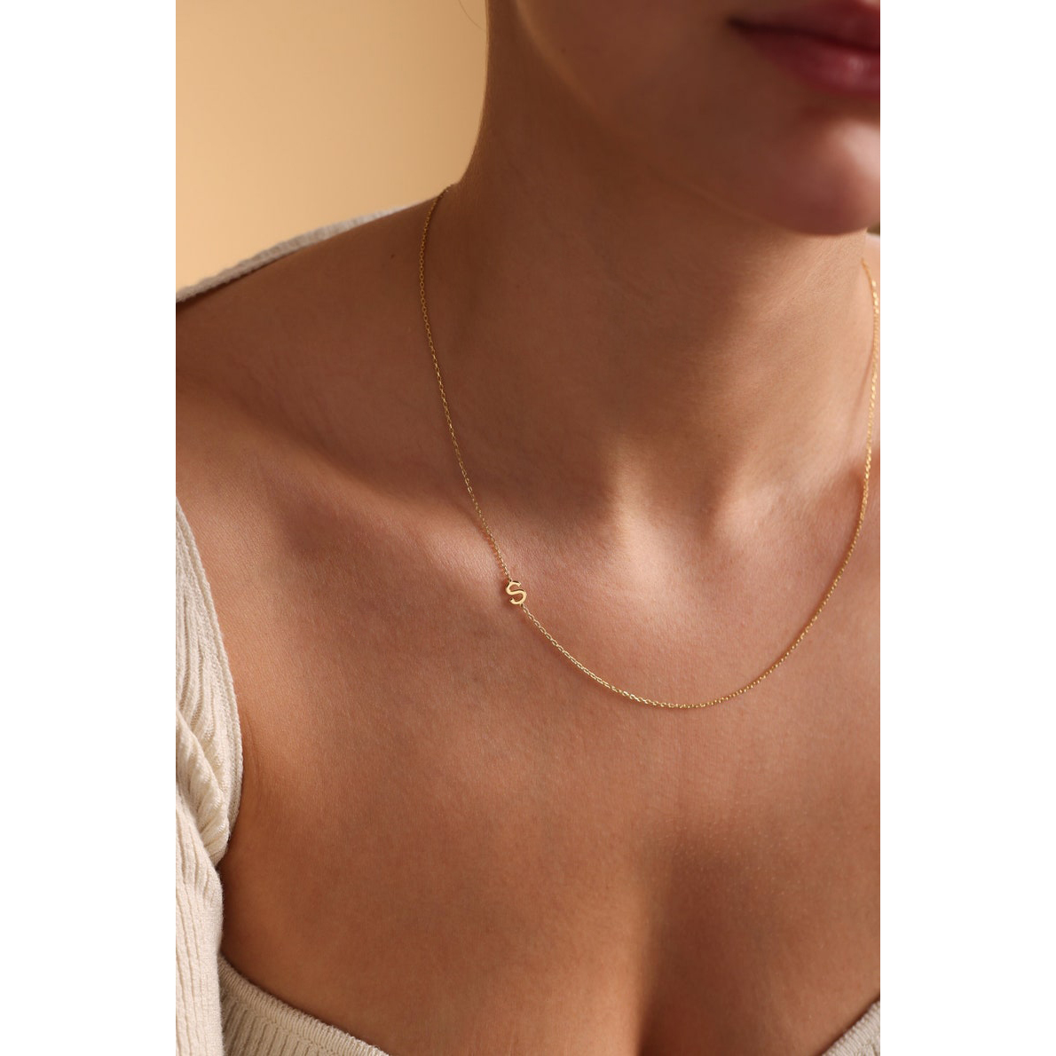 Златно колие с буква в страни