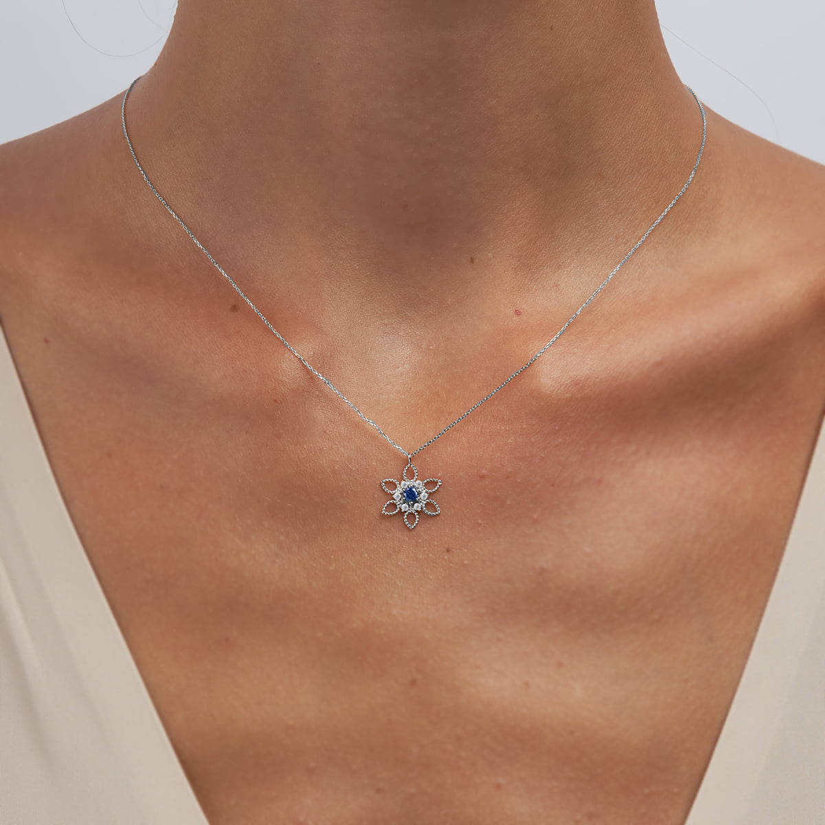 Колие бяло злато цвете