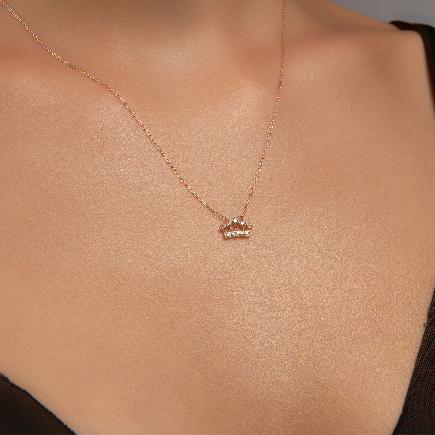 Колие бяло злато с висулка корона