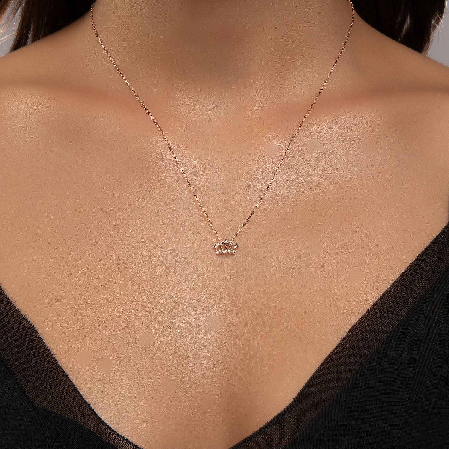 Колие бяло злато с висулка корона