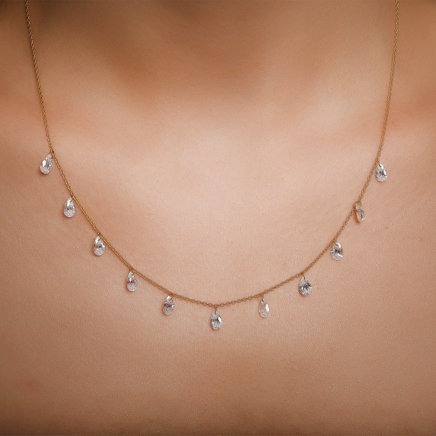 Колие жълто злато с висящи камъни цикрон