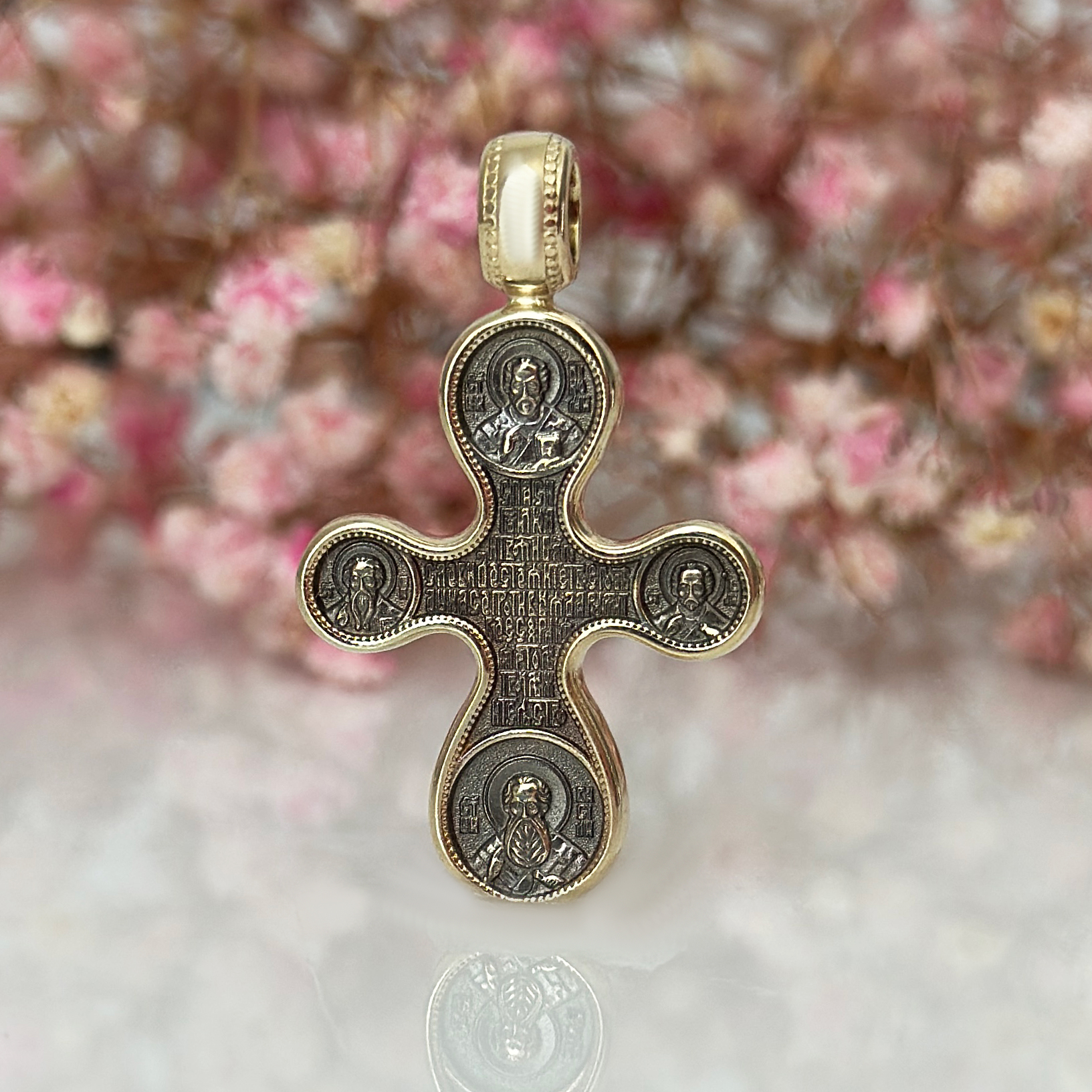 Двустранен златен кръст с икони и молитва за закрила
