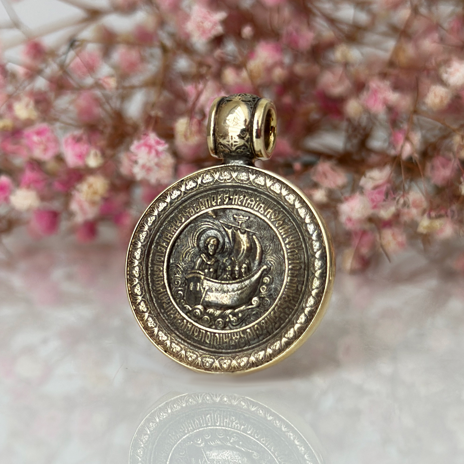 Златен медальон Свети Николай