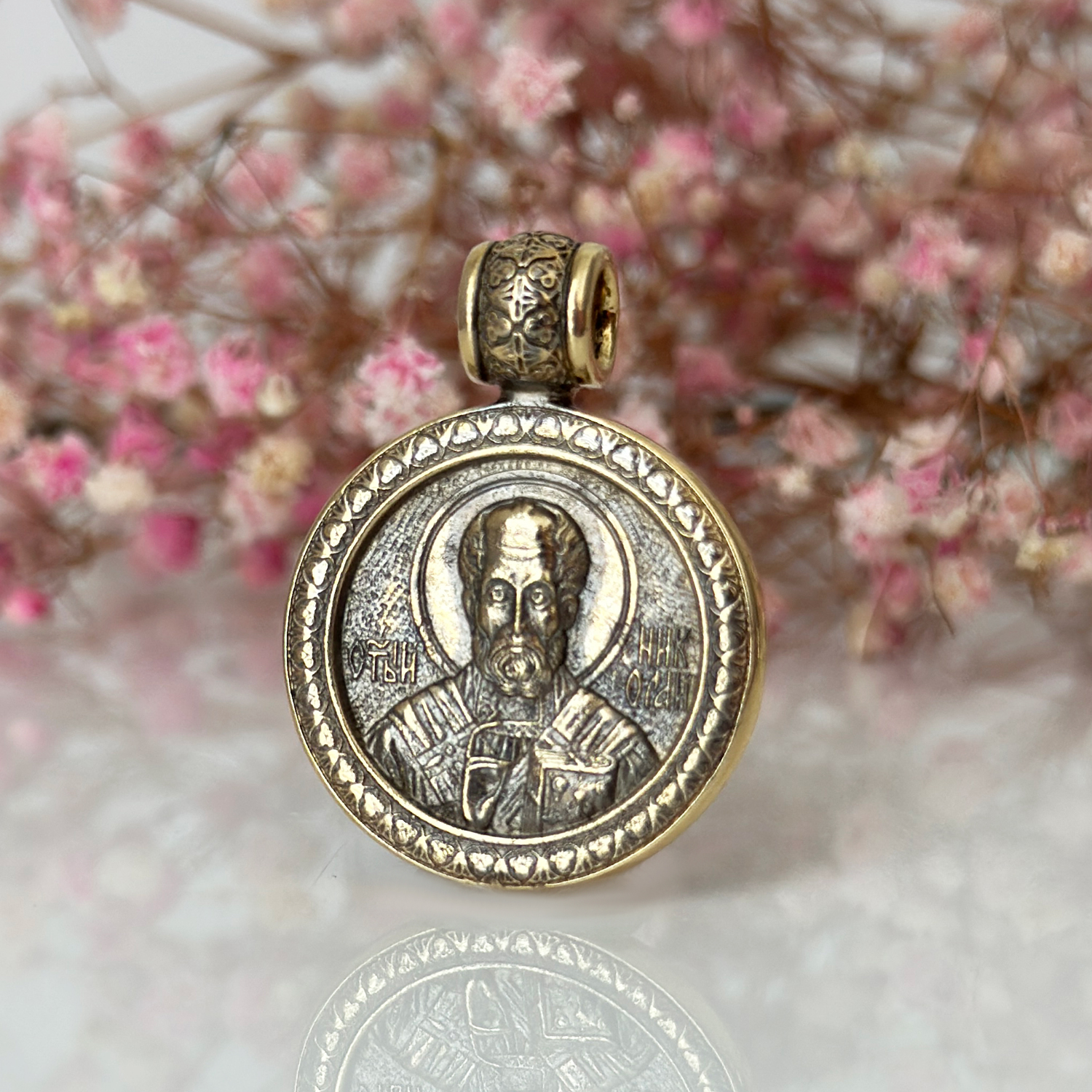 Златен медальон Свети Николай