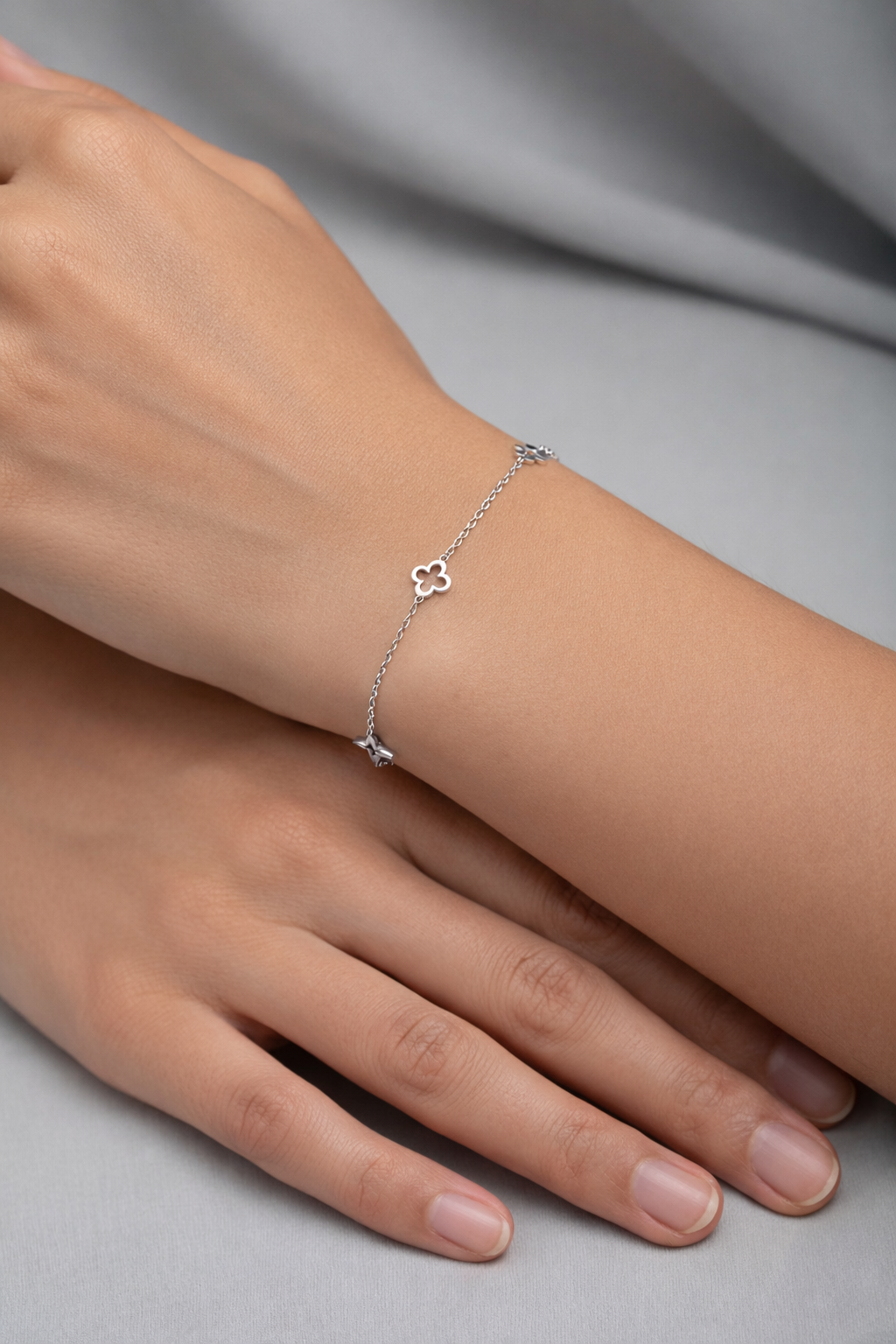 Бяло злато гривна с нежни елементи