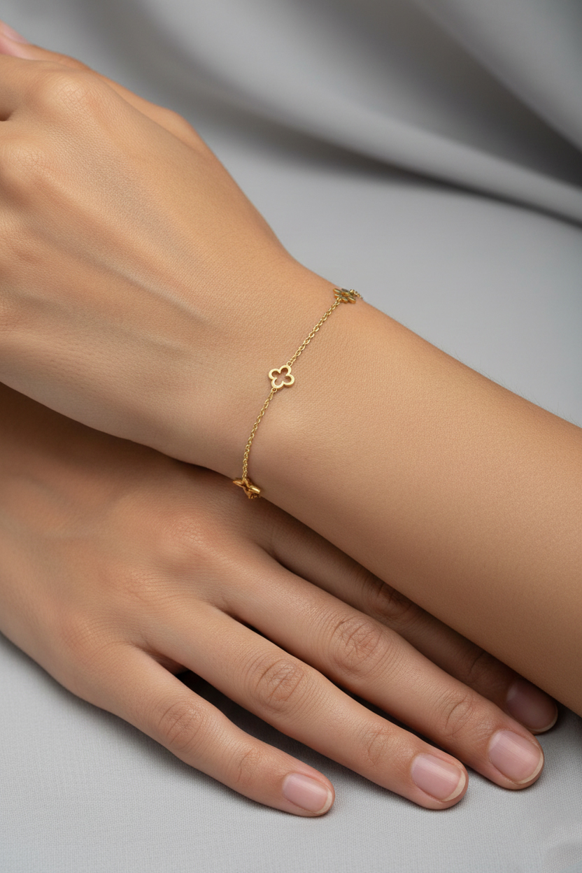 Жълто злато гривна с нежни елементи