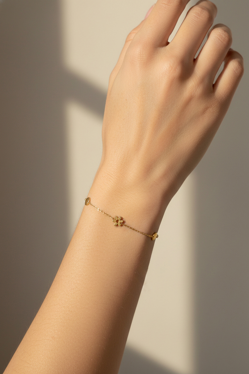 Жълто злато гривна с нежни елементи ALIS